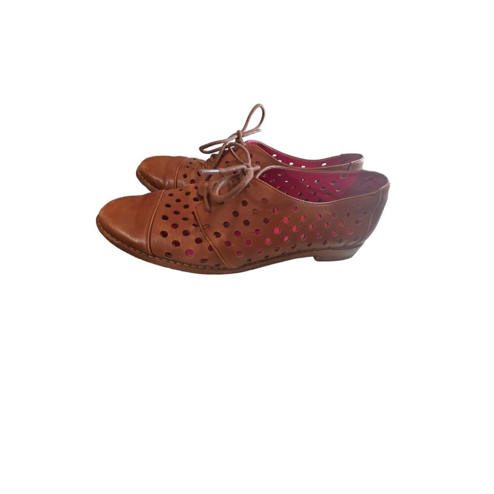 Kate Spade luca leather hole-punch oxfords Size 6 - there is some scuffing and w